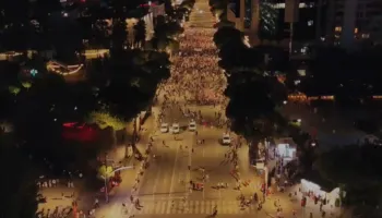 VIDEO / Nis “marshimi mbi Tiranë”, droni zbulon pamjet e pjesëmarrjes në protestë