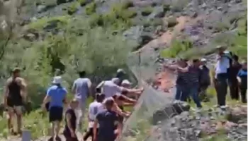 VIDEO – Nuk shkonin dot të burimi i ujit/ Banorët e Dardhës në Librazhad rrëzojnë gardhin rrethues