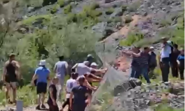 VIDEO – Nuk shkonin dot të burimi i ujit/ Banorët e Dardhës në Librazhad rrëzojnë gardhin rrethues