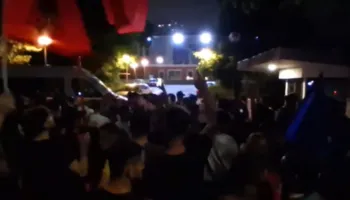 Video/ “Opozitë e shitur”, protestuesit ndalen para selisë së PD: Se Berisha ka mbaruar, ka mbaruar…