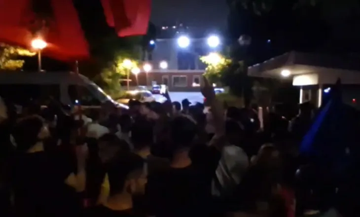 Video/ “Opozitë e shitur”, protestuesit ndalen para selisë së PD: Se Berisha ka mbaruar, ka mbaruar…