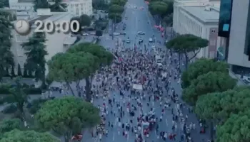 VIDEO/ Pamjet nga ajri, ja pjesëmarrja në protestën e sotme para Kryeministrisë