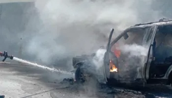 VIDEO/ Përfshihet nga flakët automjeti në hyrje të tunelit të Llogarasë, ndërhyjnë zjarrfikësit