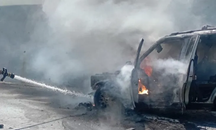 VIDEO/ Përfshihet nga flakët automjeti në hyrje të tunelit të Llogarasë, ndërhyjnë zjarrfikësit
