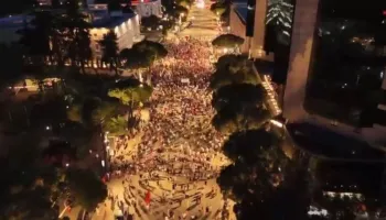 VIDEO/ Protesta para Kryeministrisë në ditën e 31, ja pjesëmarrja në bulevard në orën 21:15