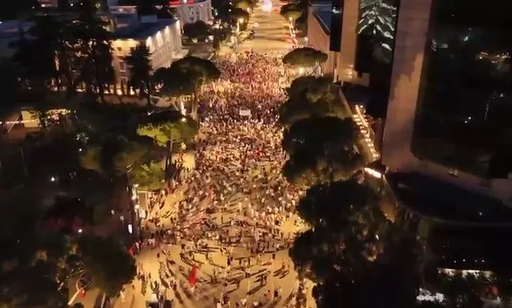 VIDEO/ Protesta para Kryeministrisë në ditën e 31, ja pjesëmarrja në bulevard në orën 21:15