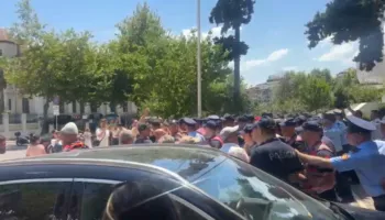 VIDEO/ Protestuesit gjuajë me vezë deputetët, policia tenton t’i largojë