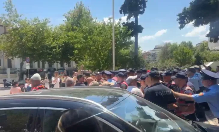 VIDEO/ Protestuesit gjuajë me vezë deputetët, policia tenton t’i largojë