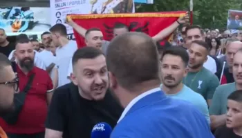VIDEO / Protestuesit përplasen me deputetin Bido para Parlamentit, ndërhyn Policia