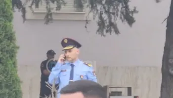 VIDEO/ Protestuesit thirrje në kor policëve: Hiqni kapelet, hiqni kapelet