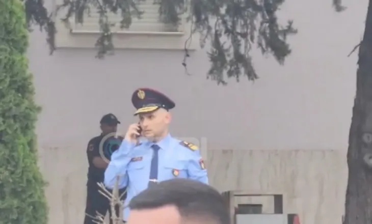 VIDEO/ Protestuesit thirrje në kor policëve: Hiqni kapelet, hiqni kapelet