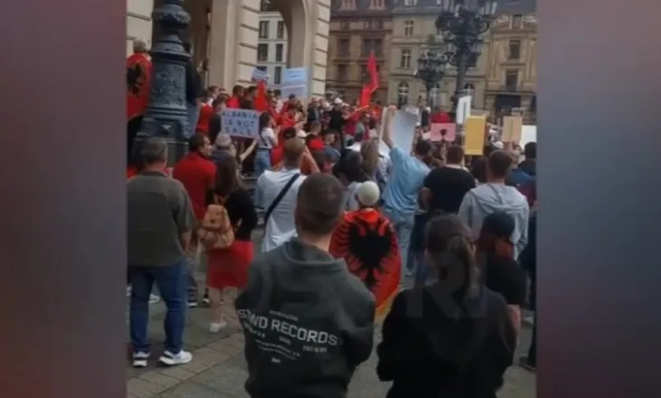 VIDEO/ ‘Rama Ik’, edhe shqiptarët e Frankfurtit kërkojnë largimin e Edi Ramës