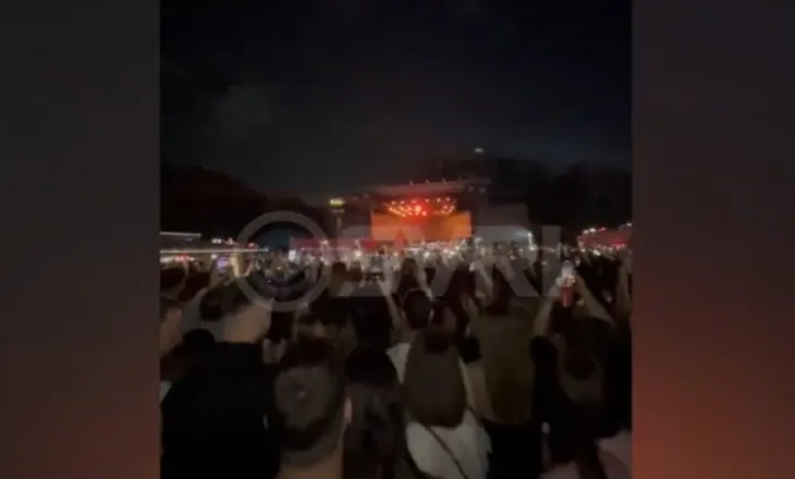 VIDEO/ ‘Rama jepe dorëheqjen’, të rinjtë e kthejnë koncertin në protestë kundër qeverisë