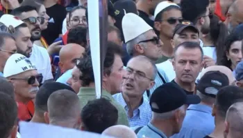 VIDEO/ Sali Lushaj dhe i biri provokojnë protestuesit me dy gishtat lart pas urdhrit të Berishës, qytetarët tentojnë t’i largojnë