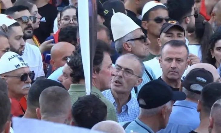VIDEO/ Sali Lushaj dhe i biri provokojnë protestuesit me dy gishtat lart pas urdhrit të Berishës, qytetarët tentojnë t’i largojnë