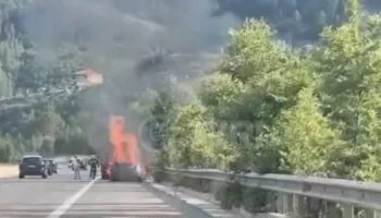 VIDEO/ Shkrumbohet një makinë në dalje të tunelit të Elbasanit, mister shkaqet