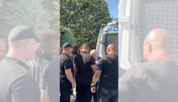 Video/ Shoku i qelisë shkon në varrimin e të atit të Metës, takohet me ish-presidentin pas drekës së mortit: Shihemi së shpejti vëlla