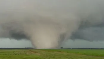 VIDEO/ Skena apokaliptike në Illinois, tornadoja shkatërruese merr para gjithçka