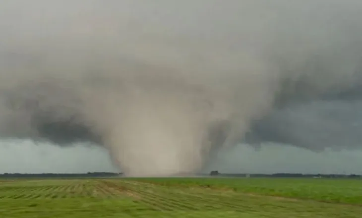 VIDEO/ Skena apokaliptike në Illinois, tornadoja shkatërruese merr para gjithçka