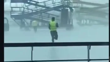 Video/ Skena kaotike në aeroportin e Delhit, stuhia dëmton tre avionë. Punonjësit vrapojnë për të shmangur tragjedinë