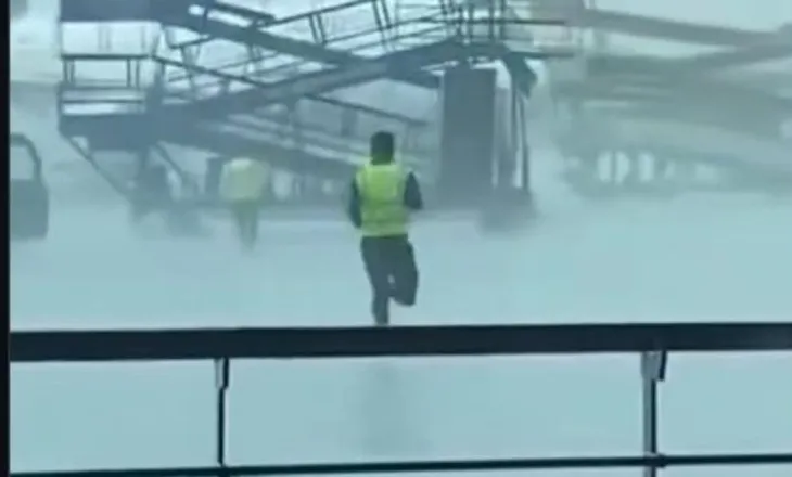 Video/ Skena kaotike në aeroportin e Delhit, stuhia dëmton tre avionë. Punonjësit vrapojnë për të shmangur tragjedinë
