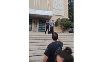 VIDEO/ Tensione në protestë, një protestuese tenton të hyjë në ambientet e kryeministrisë, ndalohet nga policia