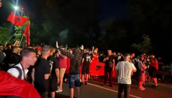 VIDEO / “Tradhtarin e lamë në Rinas”, protestuesit sherr me njëri-tjetrin: Mashtruese, s’keni turp!