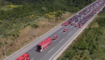 VIDEO/ Turqia nis rrugëtimin për në Botëror, mijëra tifozë me makina dhe flamuj përcjellin ekipin