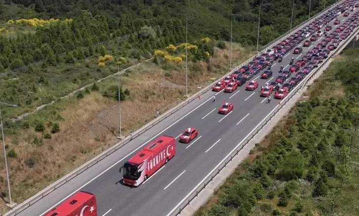 VIDEO/ Turqia nis rrugëtimin për në Botëror, mijëra tifozë me makina dhe flamuj përcjellin ekipin