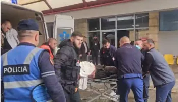 VIDEO/ Vrau efektivin e “Shqiponjave” dhe plagosi policin tjetër, momenti kur autori mbërrin në spitalin e Korçës, i mbuluar me gjak