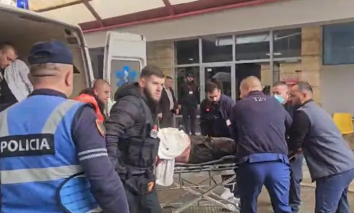 VIDEO/ Vrau efektivin e “Shqiponjave” dhe plagosi policin tjetër, momenti kur autori mbërrin në spitalin e Korçës, i mbuluar me gjak