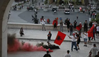 VIDEO / Xhama të thyer dhe dyer të shkatërruara, pasojat pas sulmit të protestuesve te ‘Politekniku’