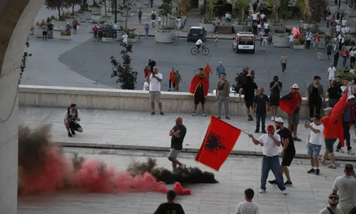 VIDEO / Xhama të thyer dhe dyer të shkatërruara, pasojat pas sulmit të protestuesve te ‘Politekniku’
