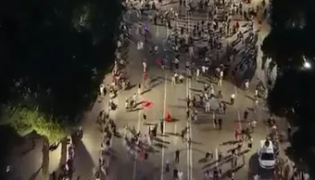 VIDEOLAJM/ Dita e 17-ë e protestës para Kryeministrisë, ja sa është pjesëmarrja mbrëmjen e së martës