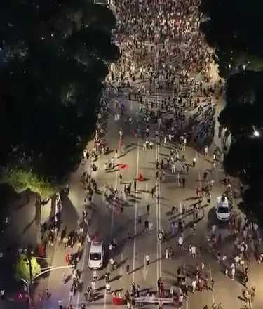 VIDEOLAJM/ Dita e 17-ë e protestës para Kryeministrisë, ja sa është pjesëmarrja mbrëmjen e së martës