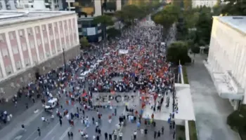 VIDEOLAJM/ Dita e 22-të e protestës para Kryeministrisë, ja pjesëmarrja e tubuesve