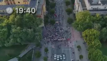 VIDEOLAJM/ Dita e 28-të, pamjet me dron zbulojnë pjesëmarrjen në protestë
