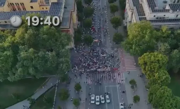 VIDEOLAJM/ Dita e 28-të, pamjet me dron zbulojnë pjesëmarrjen në protestë