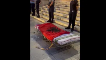 VIDEOLAJM/ Një krevat bosh me flamurin kuqezi: Simbolika e fortë te dyert e kryeministrisë