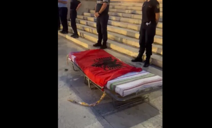 VIDEOLAJM/ Një krevat bosh me flamurin kuqezi: Simbolika e fortë te dyert e kryeministrisë
