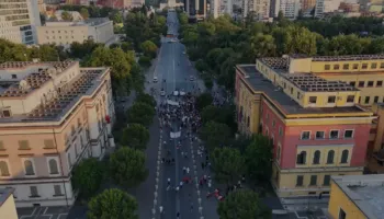 VIDEOLAJM/ Pamjet me dron zbulojnë pjesëmarrjen në protestën e sotme para Kryeministrisë