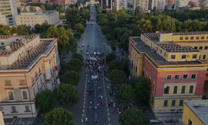 VIDEOLAJM/ Pamjet me dron zbulojnë pjesëmarrjen në protestën e sotme para Kryeministrisë