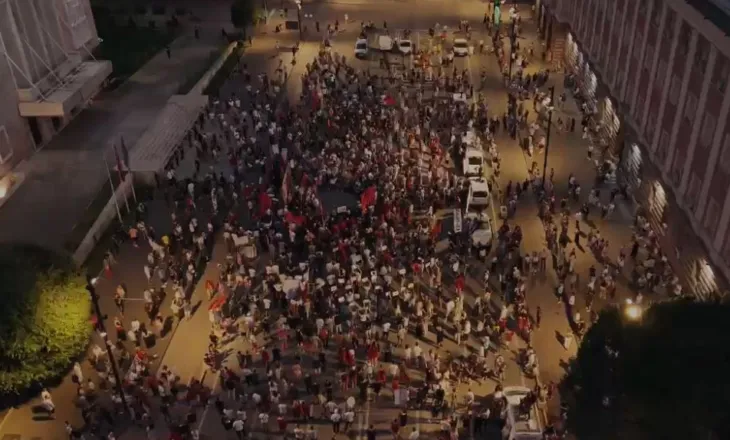 VIDEOLAJM / Protesta e sotme para Kryeministrisë, ja pjesëmarrja në kulmin e saj
