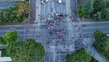 VIDEOLAJM / Protesta hyn në ditën e 27, ja pjesëmarrja para Kryeministrisë