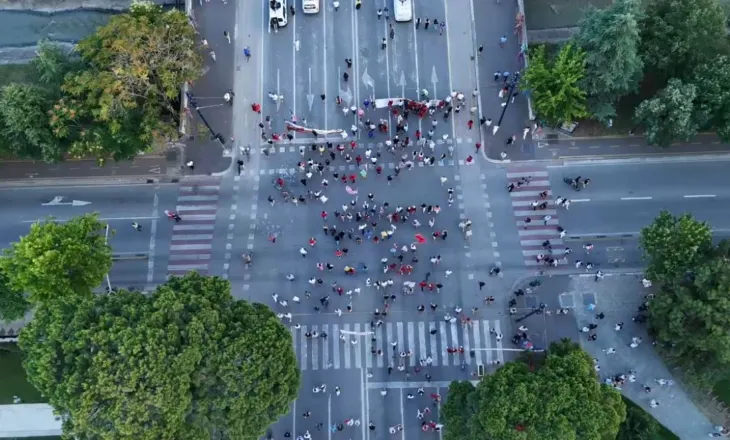 VIDEOLAJM / Protesta hyn në ditën e 27, ja pjesëmarrja para Kryeministrisë