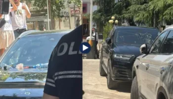 VIDEOLAJM / Protestuesit qëllojnë me vezë dhe plehra makinat e deputetëve, përplasen me Policinë