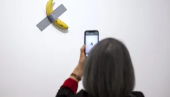 Vidhet nga muzeu i Metz banania e famshme e Cattelan