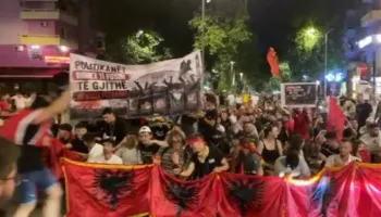 Vijon marshimi i pandalshëm në rrugët e Tiranës/ Protestuesit ulen te kryqëzimi i 21-Dhjetorit