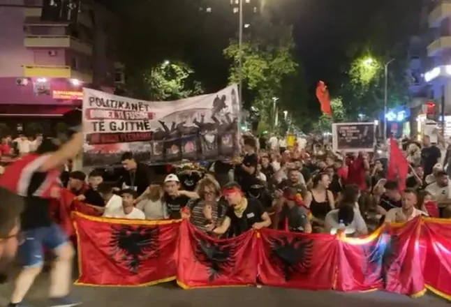 Vijon marshimi i pandalshëm në rrugët e Tiranës/ Protestuesit ulen te kryqëzimi i 21-Dhjetorit