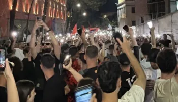 Vijon marshimi i protestuesve në Tiranë, merr mbështetje nga qytetarët, boritë e makinave shoqërojnë protestën